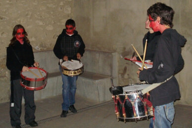 Un grup de timbalers els acompanya