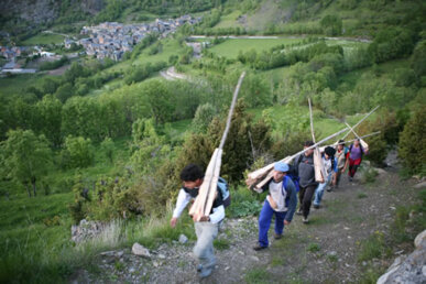 Els fallaires pujant fins l'ermita