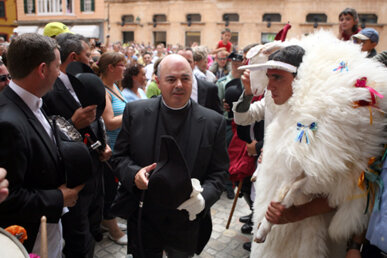 S'Homo des Be deixa passar els caixers i sa capellana
