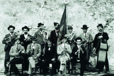 Foto antiga d'una cobla empordanesa