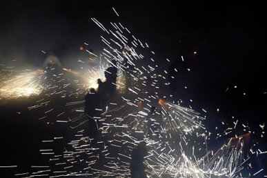 El carrer s'omple d'espurnes i trons
