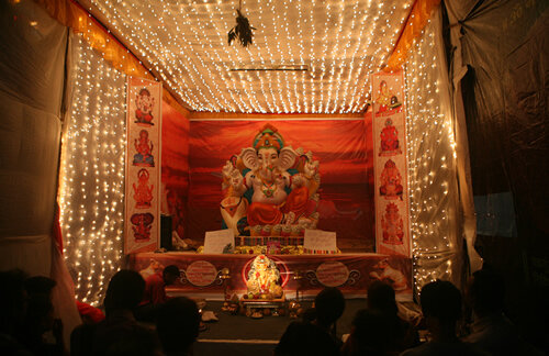 Un pandal decorat amb llums