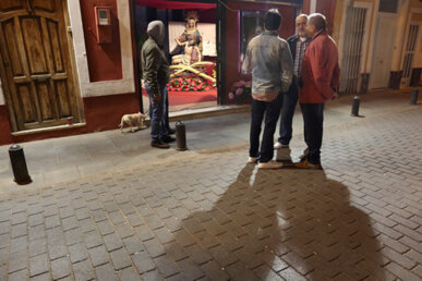 Local social d'una confraria amb una imatge