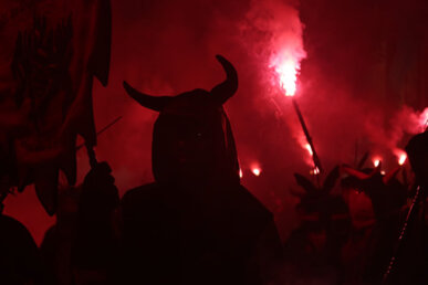 Entrada a plaça amb botafocs