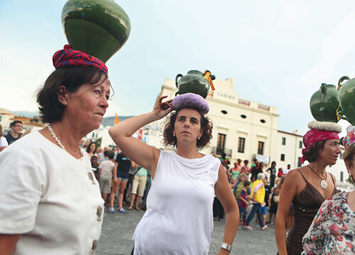Dones amb el doll al cap