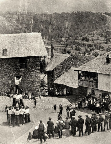 Moment final del ball de la pila a Taüll, als anys 30. Arxiu Ramon Violant i Simorra