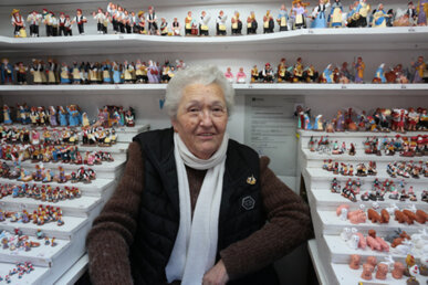 Artesana de figures pel pessebre popular