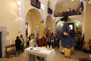 Ballada dels gegants dins l'església