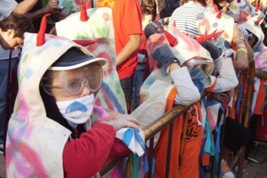 Fent cua per participar al correfoc infantil