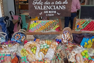 Aparador desitjant feliç dia a tots els valencians