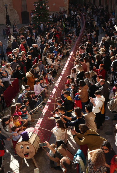 Cagada popular del tió a Alcover. Foto: Manel Carrera