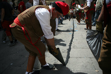 Preparant la tronada de Corpus a Solsona