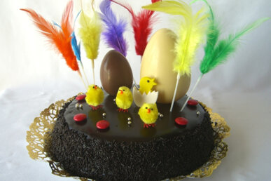Mona de Pasqua amb ous, pollets i plomalls