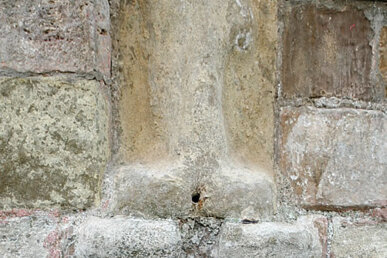 La pedra que presideix les fonts