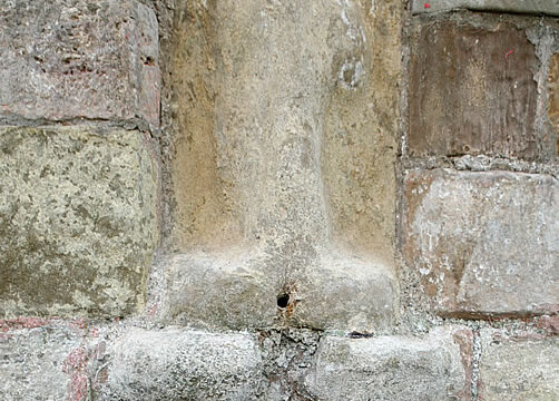 La pedra que presideix les fonts