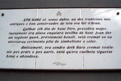 Una placa explica a tots els curiosos l'origen de la tradició