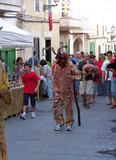 Els xeremiers i fabiolers acompanyen la sortida infernal