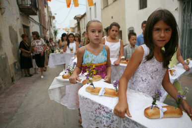 Parelles d'infants precedeixen la cercavila del Pa Beneït