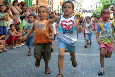 El nin que guanya la 'correguda de joies' s'emporta un gall a casa