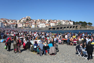 El dinar popular a la platja
