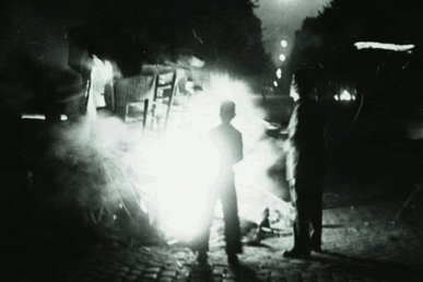 Una foguera cremant emmig de la nit