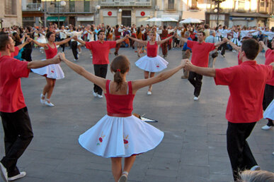 Cada colla sardanista, com la barcelonina Maig, s'abilla amb un vestit característic