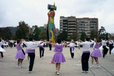 El Grup Sardanista Montserratí, ballant davant l'escultura Dona i Ocell de Joan Miró