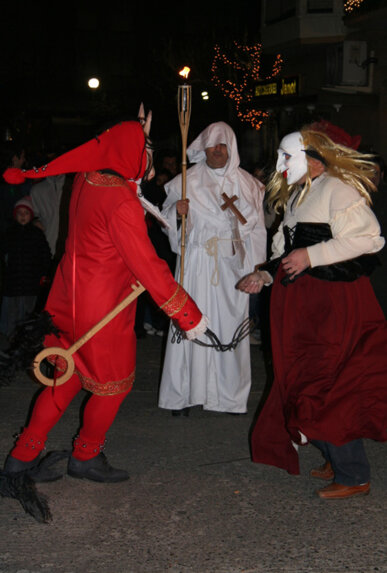El Cavallot i la Balladora, amb un canonge al fons