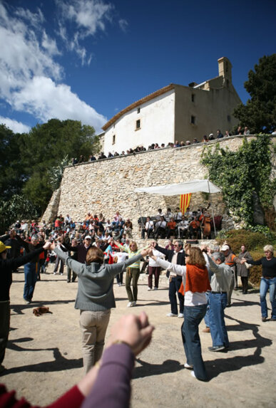 Ballada de sardanes als peus de l'ermita
