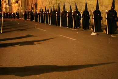 Grup de penitents amb vesta negre