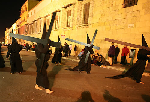 Penitents carretejant una creu