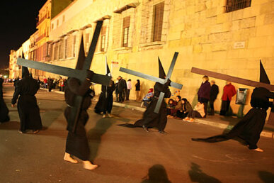 Penitents carretejant una creu