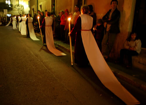 Penitent arrossegant la pena