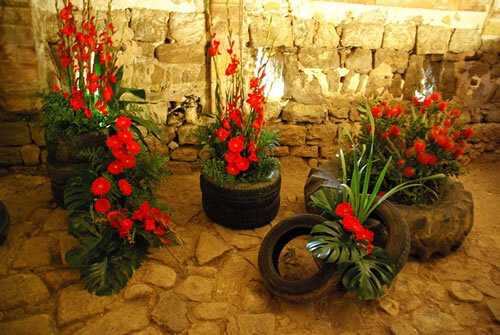 Engalanament floral sobre pneumàtics de tractors