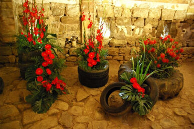 Engalanament floral sobre pneumàtics de tractors