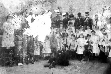 El que feia d'esparriot amb una xeringa. Foto: Arxiu municipal de Castelló d'Empúries