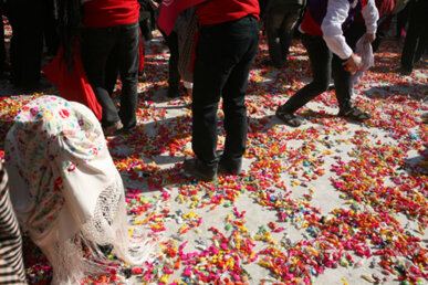 La plaça queda encatifada de caramels
