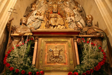 El conjunt escultòric, amb l'armari de tres panys