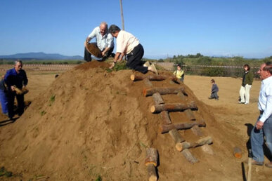 La carbonera es cobreix amb terra
