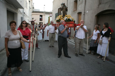 La imatge del sant és portada per representants de les entitats