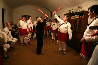 Ballant a l'interior de Can Fontanals