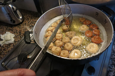 La pasta es fregeix amb oli