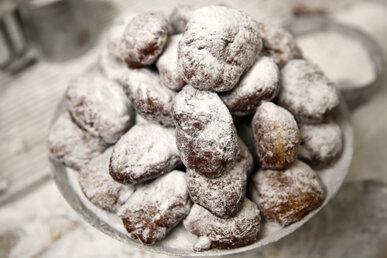 Bunyols de pastisseria, ben nevats amb sucre blanc