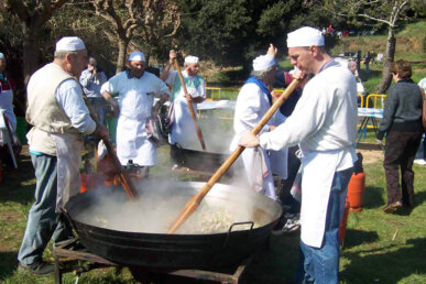 Preparant l'arròs. Foto: Associació Xino Xano