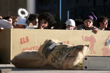 Els contrabandistes en ple judici i un dels farcells en primer pla. Foto: Fons Arxiu d'Etnografia d'Andorra