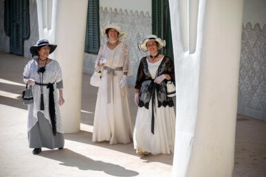 Dones vestides d'època