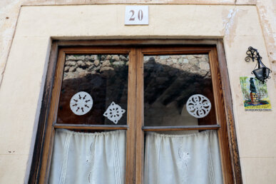 Neules a la porta d'una casa de Mancor la Vall