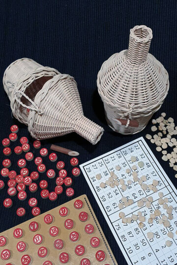 Garrafes de vímet, cartró i guixes