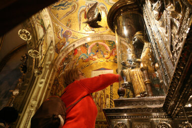 Visita al cambril de la Moreneta