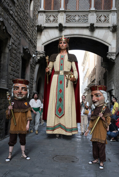 Els capgrossos macers i el gegant de la ciutat
